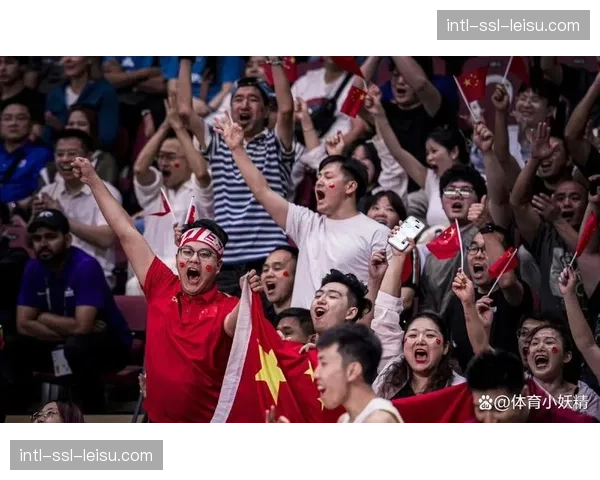 转播镜头捕捉：看台上一位小球迷为丢球哭泣，对手球迷递上安慰糖果