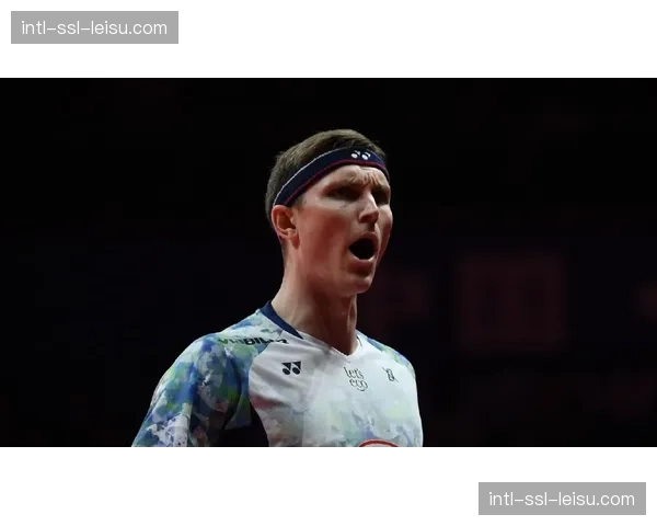 全英赛现场：安赛龙赢下关键分后，与场边生病的女儿隔空互动